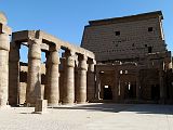 Louxor Temple Cour Ramses 2 0049